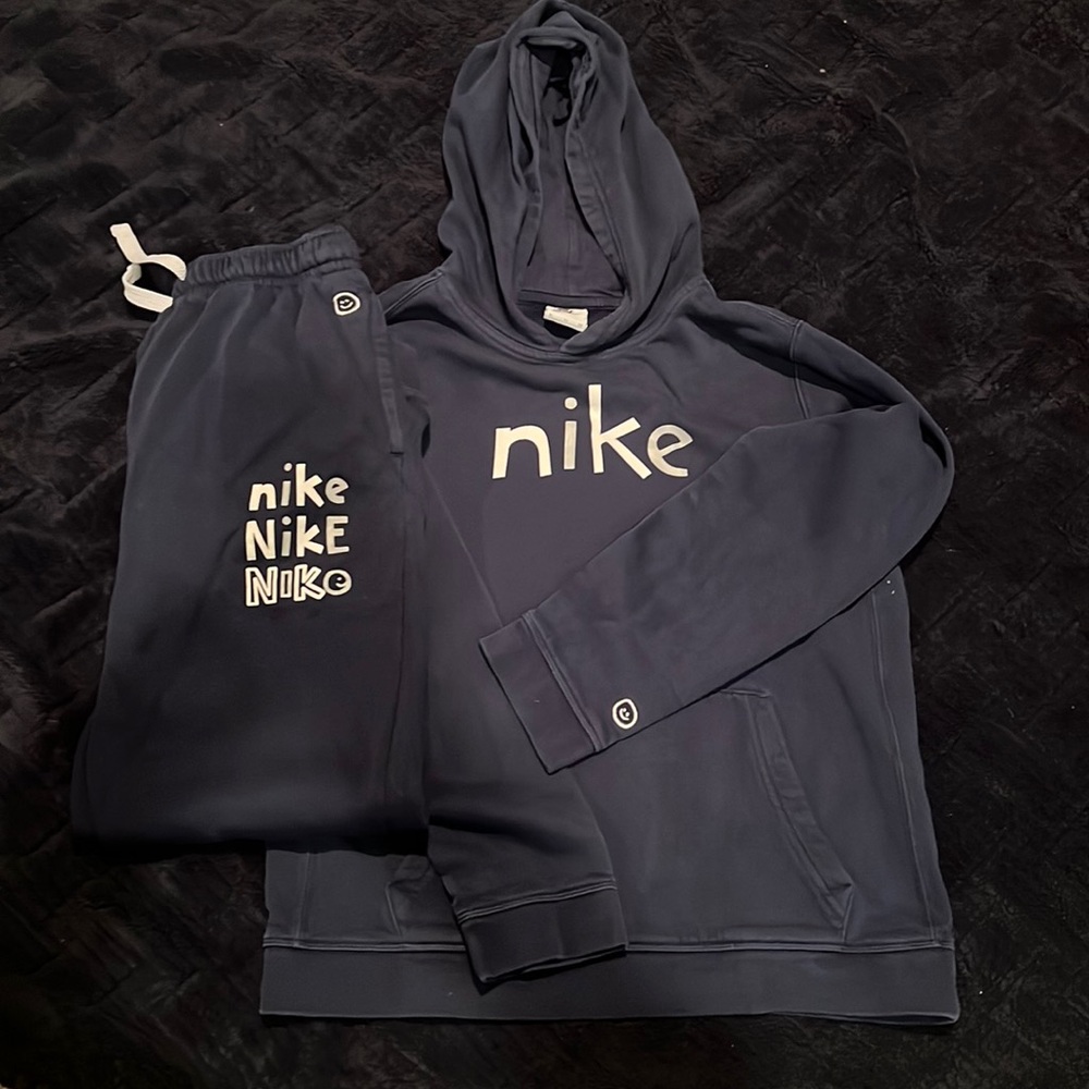 Nike Boys' Core HBR Hoodie and Jogger Set
Navy Blue
XL